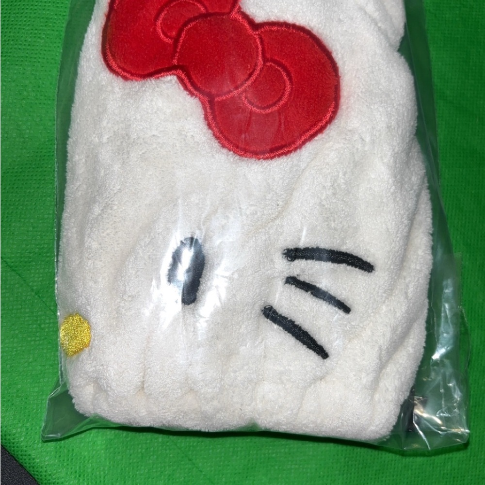 Hello Kitty White and Red Plush Hat shower cap - Picture 3 of 5